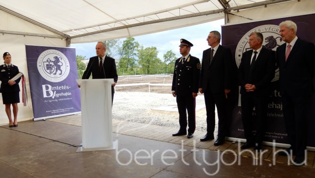 Börtönkórház alapkőletétele 22